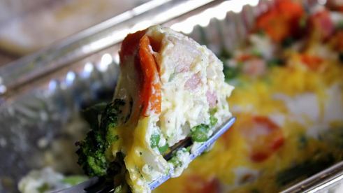 запеканка из риса и овощей с нежной копчено-вареной грудинкой