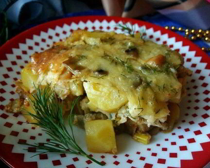 Запеканка с курицей, грибами и луком-пореем