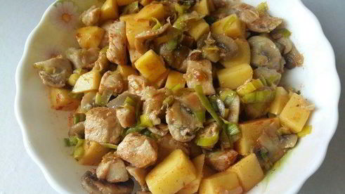 запеканка с курицей, грибами и луком-пореем