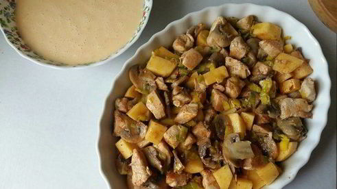 запеканка с курицей, грибами и луком-пореем