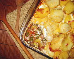 Запеканка з мясным фаршем, зеленым горошком и картофелем