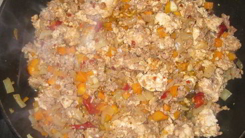 запеканка з мясным фаршем, зеленым горошком и картофелем