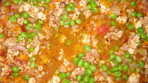 запеканка з мясным фаршем, зеленым горошком и картофелем