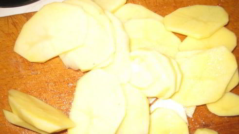 запеканка з мясным фаршем, зеленым горошком и картофелем