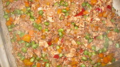 запеканка з мясным фаршем, зеленым горошком и картофелем