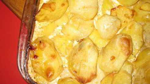 запеканка з мясным фаршем, зеленым горошком и картофелем