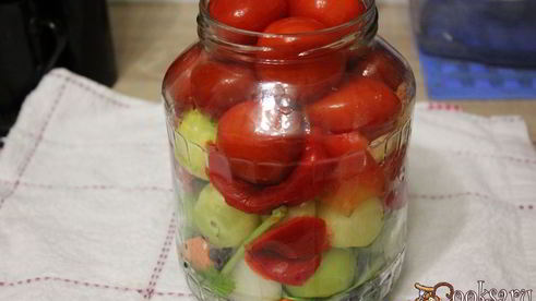 ассорти из физалиса, помидоров и сладкого перца на зиму