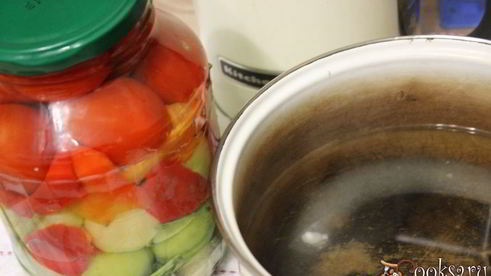 ассорти из физалиса, помидоров и сладкого перца на зиму