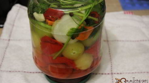 ассорти из физалиса, помидоров и сладкого перца на зиму