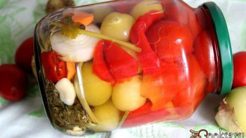 ассорти из физалиса, помидоров и сладкого перца на зиму