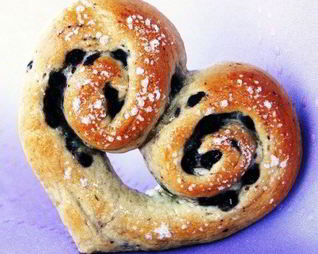 Булочки в форме сердечек с корицей и джемом