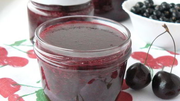 Рецепт Джем из черной смородины с вишней и яблоком