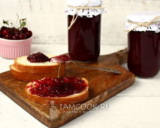 Густой джем из вишни