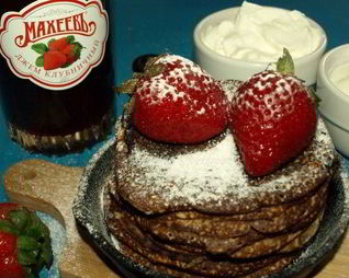 Миндальные блинки с клубничным джемом