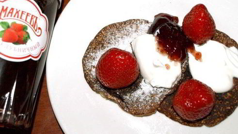 миндальные блинки с клубничным джемом