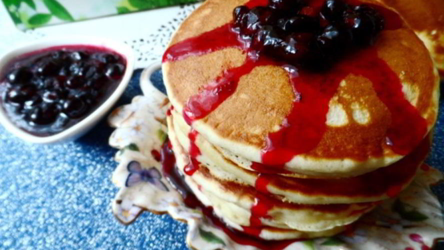 Рецепт оладушки с лимонной цедрой, коньяком и черносмородиновым джемом