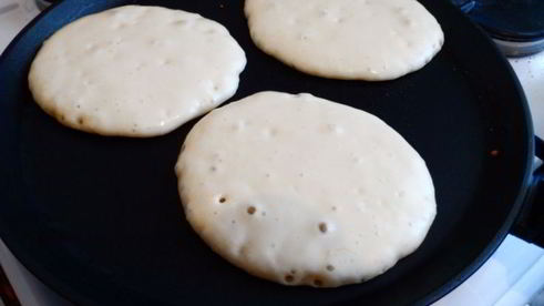 оладушки с лимонной цедрой, коньяком и черносмородиновым джемом