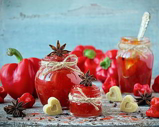 Пряный джем из сладкого и жгучего перца