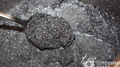 сдобный венок с маком и сливовым джемом