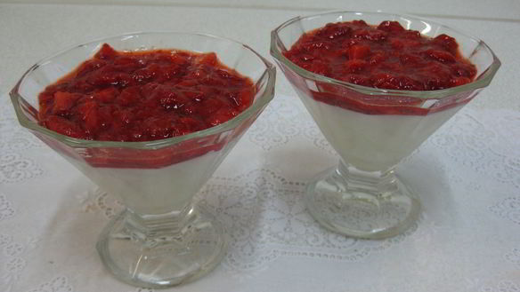 Рецепт Ванильный пудинг с джемом из клубники