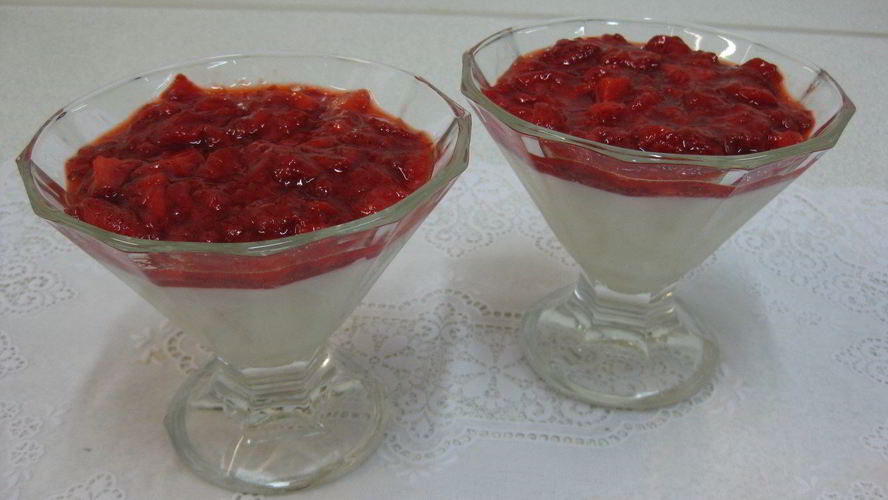 Рецепт ванильный пудинг с джемом из клубники