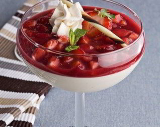 Ванильный пудинг с джемом из свежей клубники