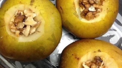 запеченные яблоки с орехами и джемом
