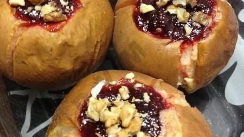 запеченные яблоки с орехами и джемом