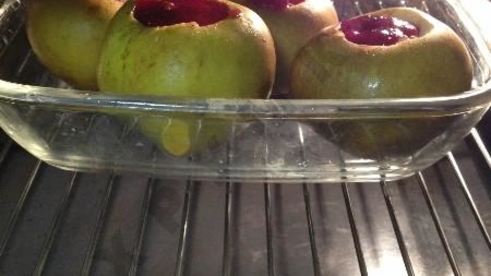 запеченные яблоки с орехами и джемом