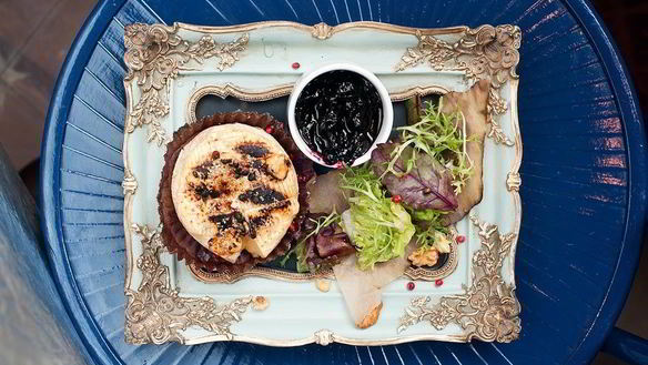 Рецепт Жареный камамбер с чернично-розмариновым джемом