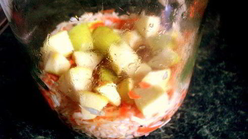 капуста квашенная с яблоками в банке