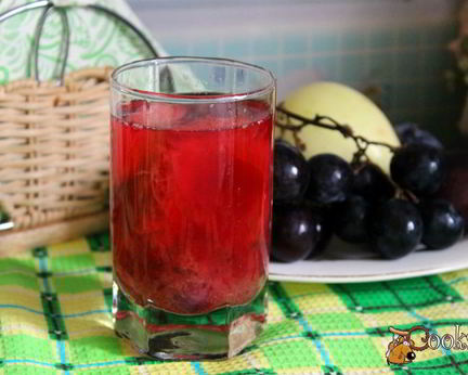 Фруктово-ягодный компот с корицей и кардамоном