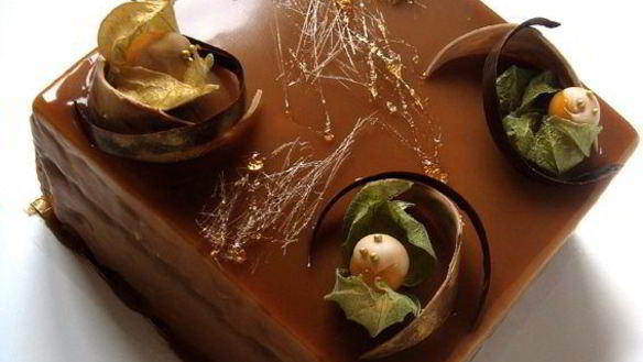 Рецепт Карамельный муссовый торт с компотом из абрикоса и фундуком