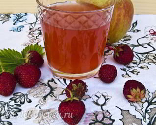 Компот из клубники и яблок