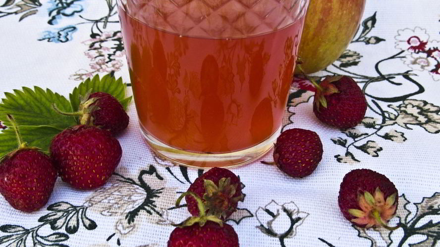 Рецепт компот из клубники и яблок