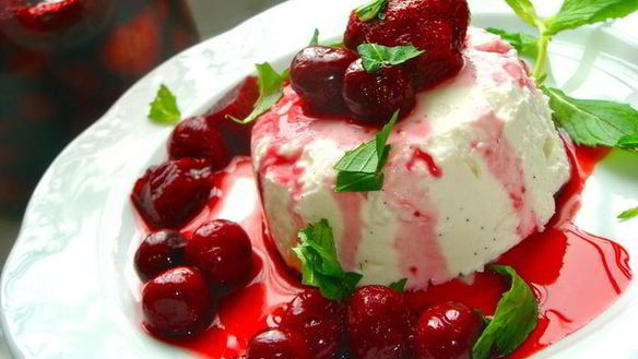 Рецепт Компот из красных фруктов вокруг творожного крема