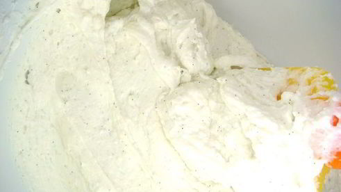 компот из красных фруктов вокруг творожного крема