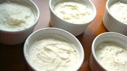 компот из красных фруктов вокруг творожного крема