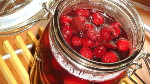 компот из красных фруктов вокруг творожного крема