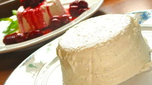 компот из красных фруктов вокруг творожного крема