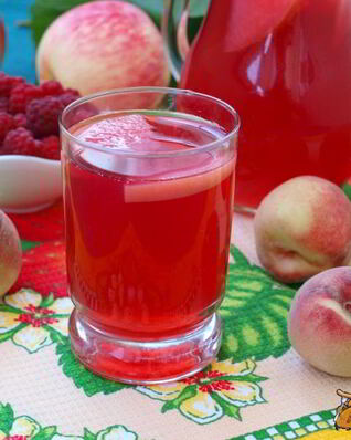 Компот из персиков, яблок и малины с мелиссой