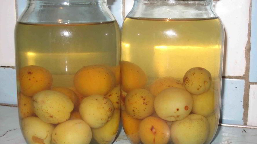 Рецепт компот из слив с косточками на зиму