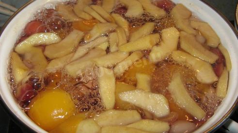 компот из свежих ягод и фруктов