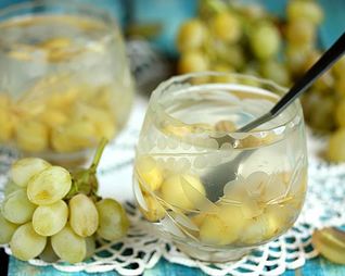 Компот из винограда в кастрюле