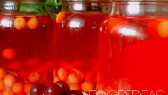 Рецепт Компот из вишни и клубникой