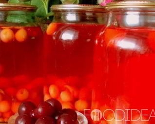 Компот из вишни и клубникой