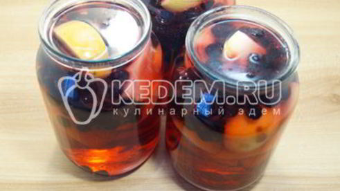 компот из яблок с ягодами на зиму