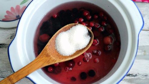 компот со сливой, клюквой и вишней