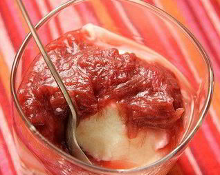 Манный пудинг с теплым компотом из ревеня