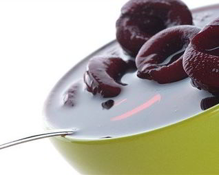 Сливовый компот с корицей